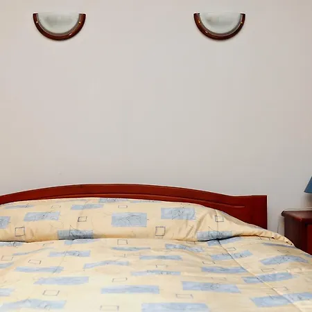 Kris בית הארחה 3*