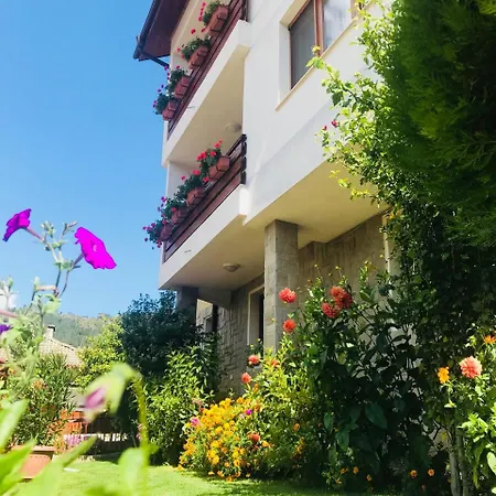 Kris בית הארחה 3*